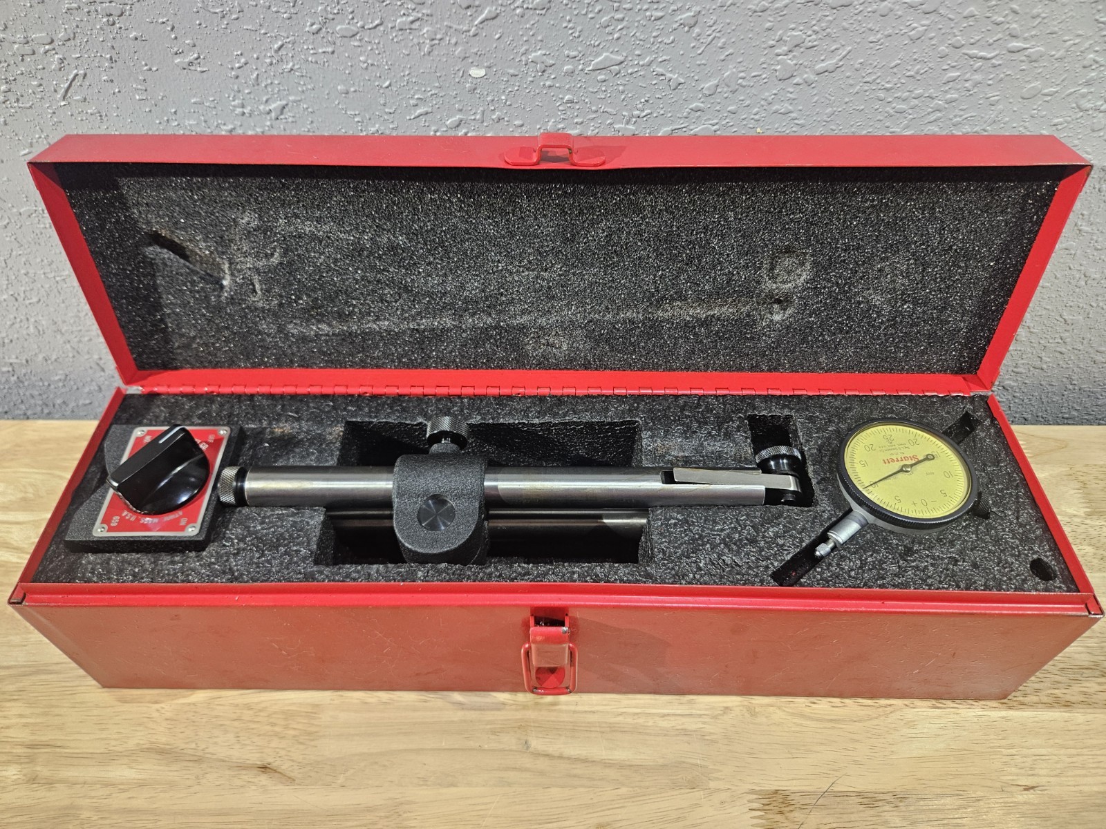 Starrett No. 659 HEAVY DUTY magnetic base with No. 25-131 dial indicator