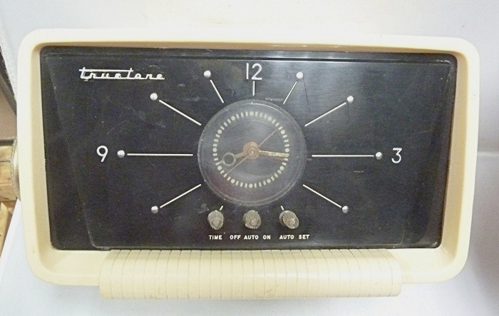 RARE Vintage Truetone Model D2684A Tube Clock Radio 1956