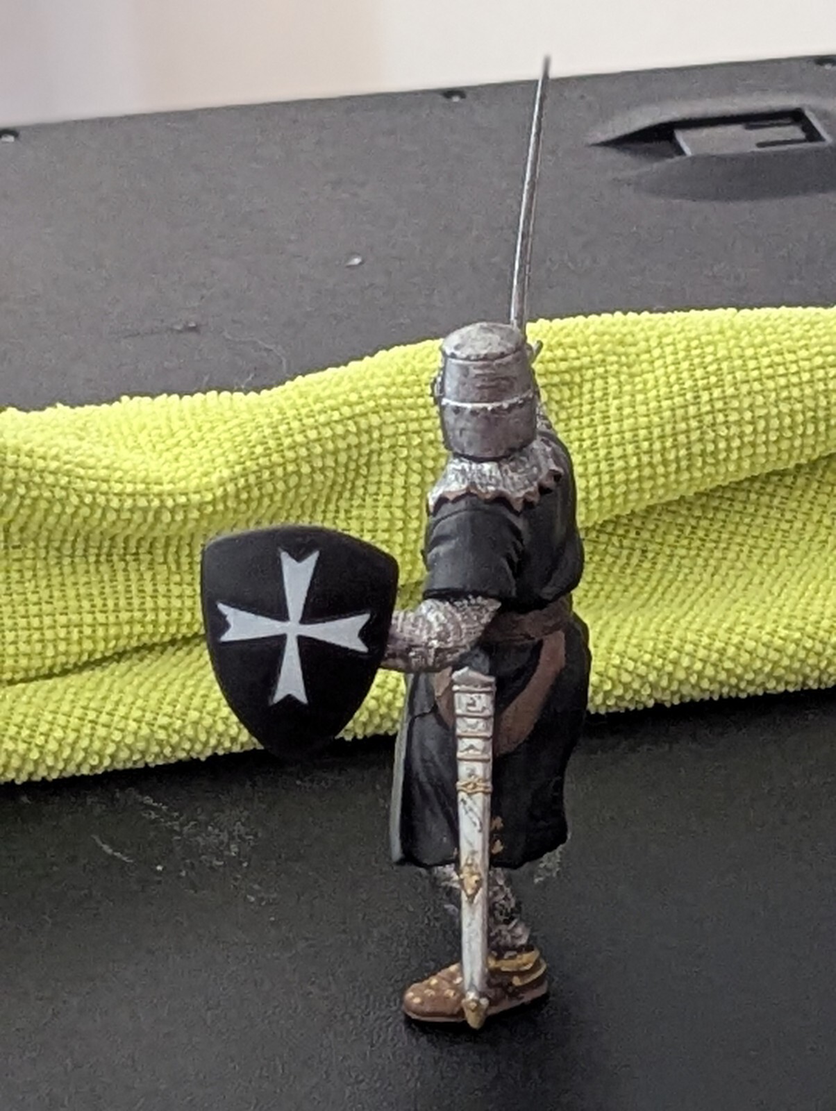 INTICING SCHLEICH WARRIOR MEDIEVAL W/ SHIELD & SWORD READY FOR BATTLE VG COLORS