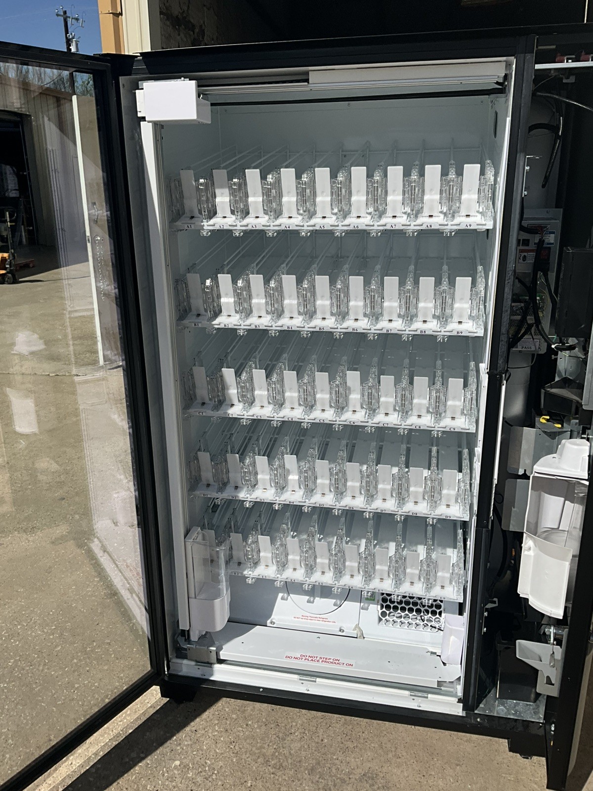 24 Dixie Narco BevMax CPI Glass Front Beverage Vending Machine 5800-4HC crane