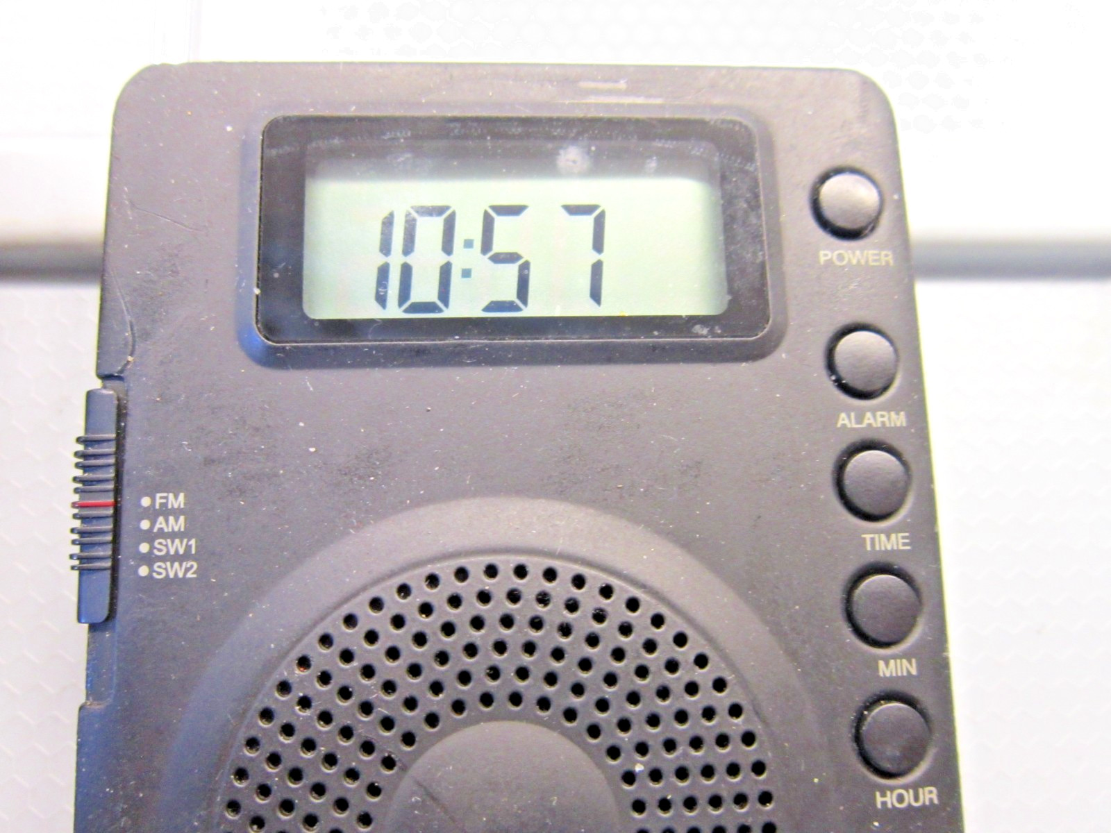 Grundig M400 AM/FM/SW 1-2 World Radio Black Working STICKY no battery cover