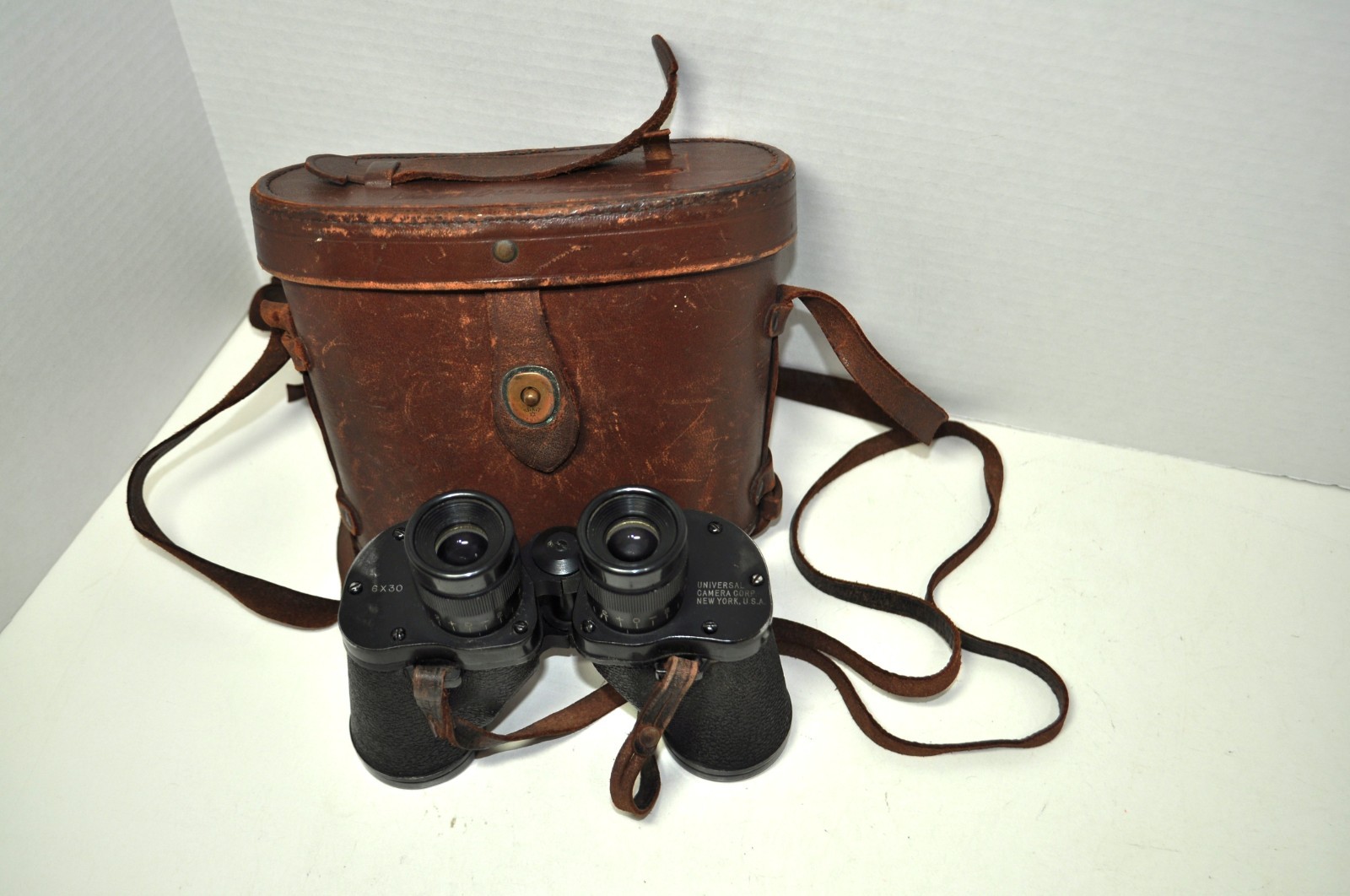 UNIVERSAL CAMERA CORPORATION 6 x 30 BINOCULARS WITH CASE & STRAPS VINTAGE 1940'S