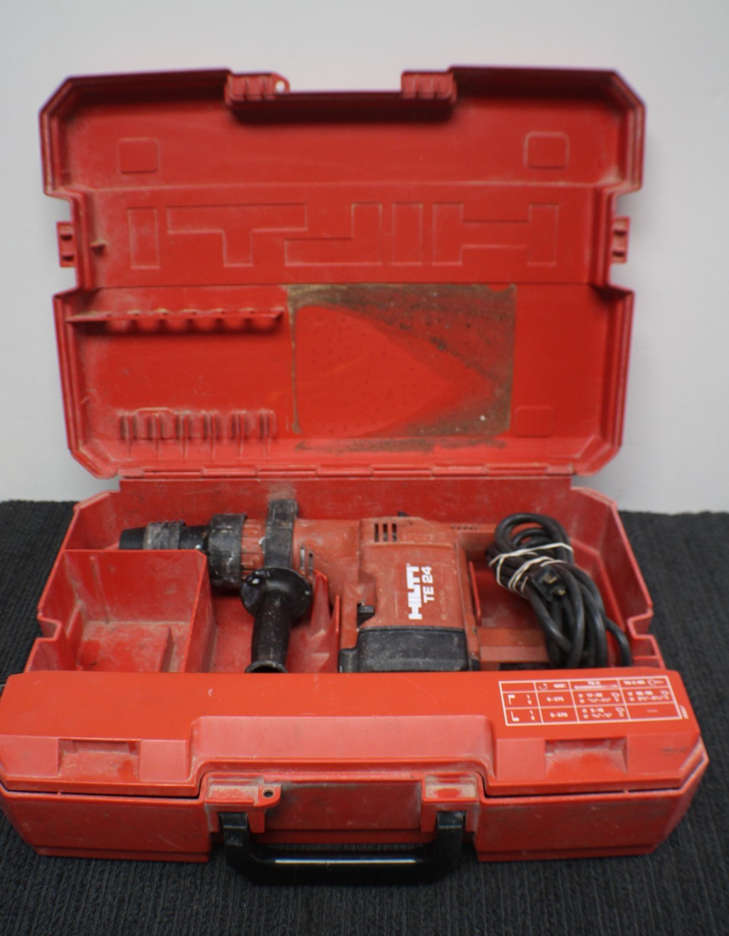 Hilti TE24 - 115V Corded Rotary HAMMER DRILL - W/Hard Shell Case.