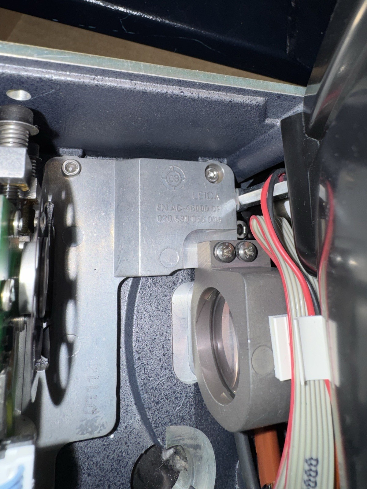 Leica 5000B with four Fluorescence Filter Cubes