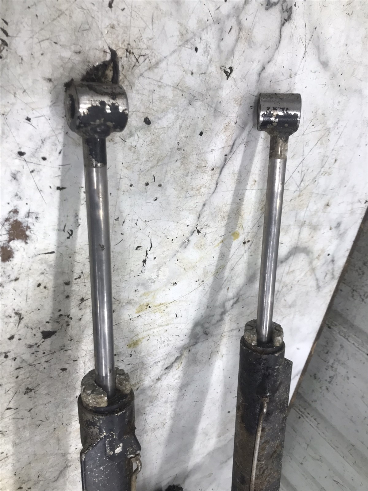 MerCruiser Alpha 1 Gen 2 out drive mount gimbal housing & hydraulic cylinders