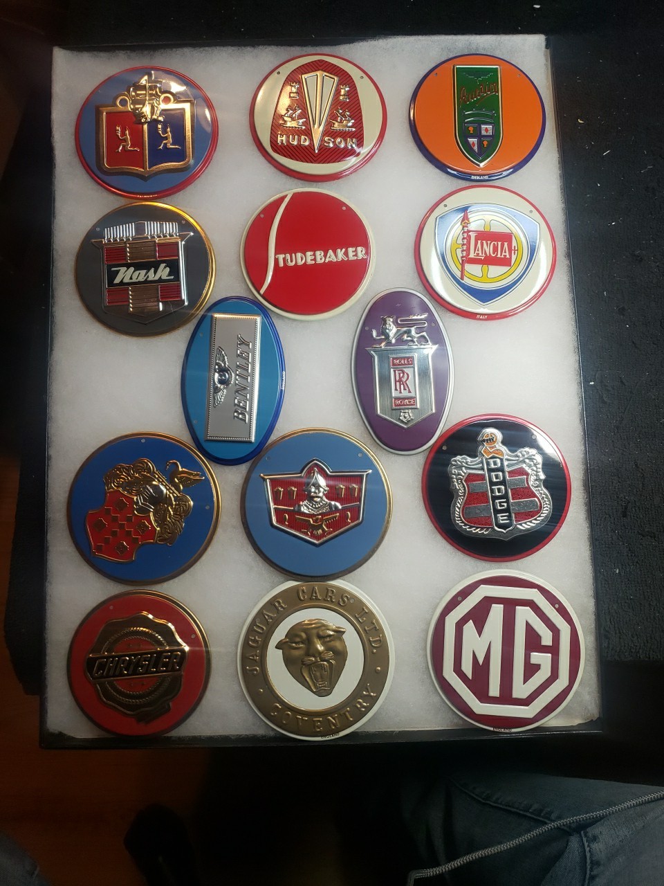 ORIGINAL 1950S WHEATIES CEREAL PREMIUM METAL AUTOMOBILE EMBLEMS SET 14 IN Case
