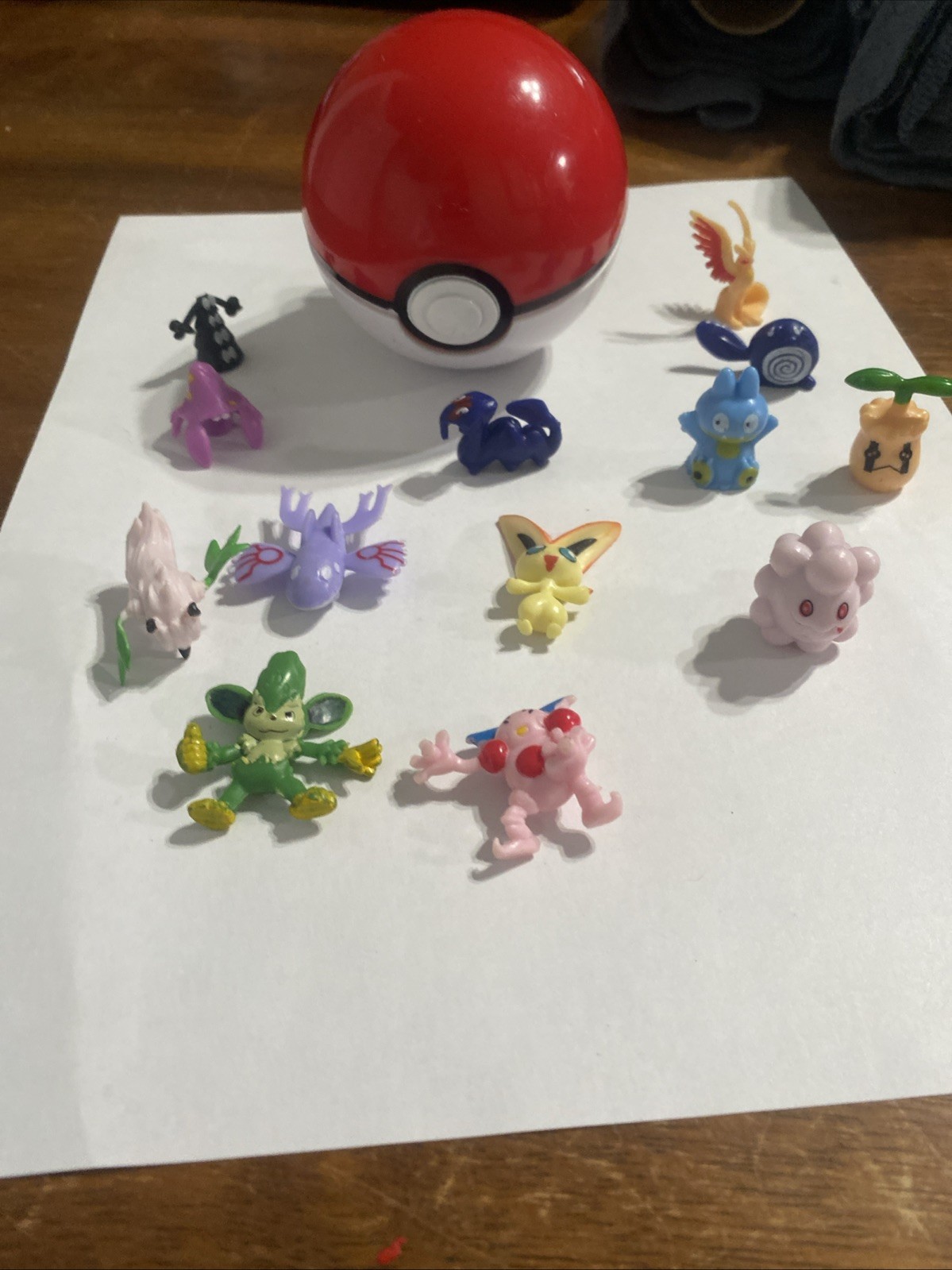 Pokémon Vintage Gumball Machine Toys Lot