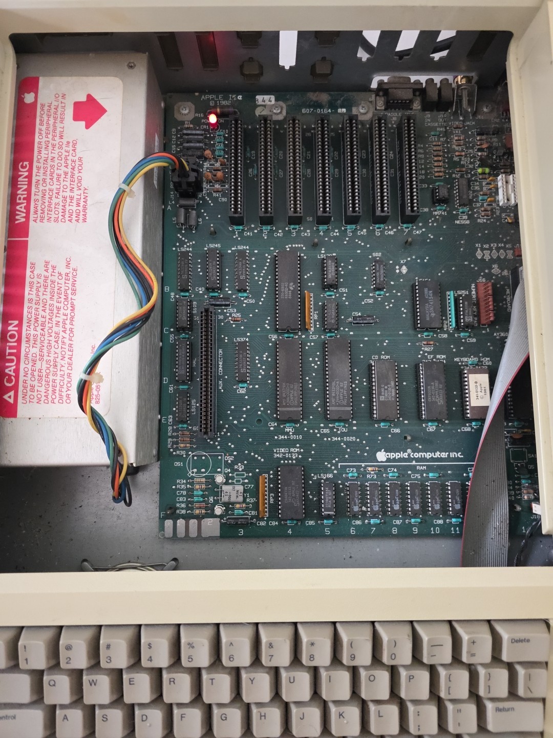 Apple IIe A2S2064 Vintage Personal Computer FOR Parts Or Repair - powers on