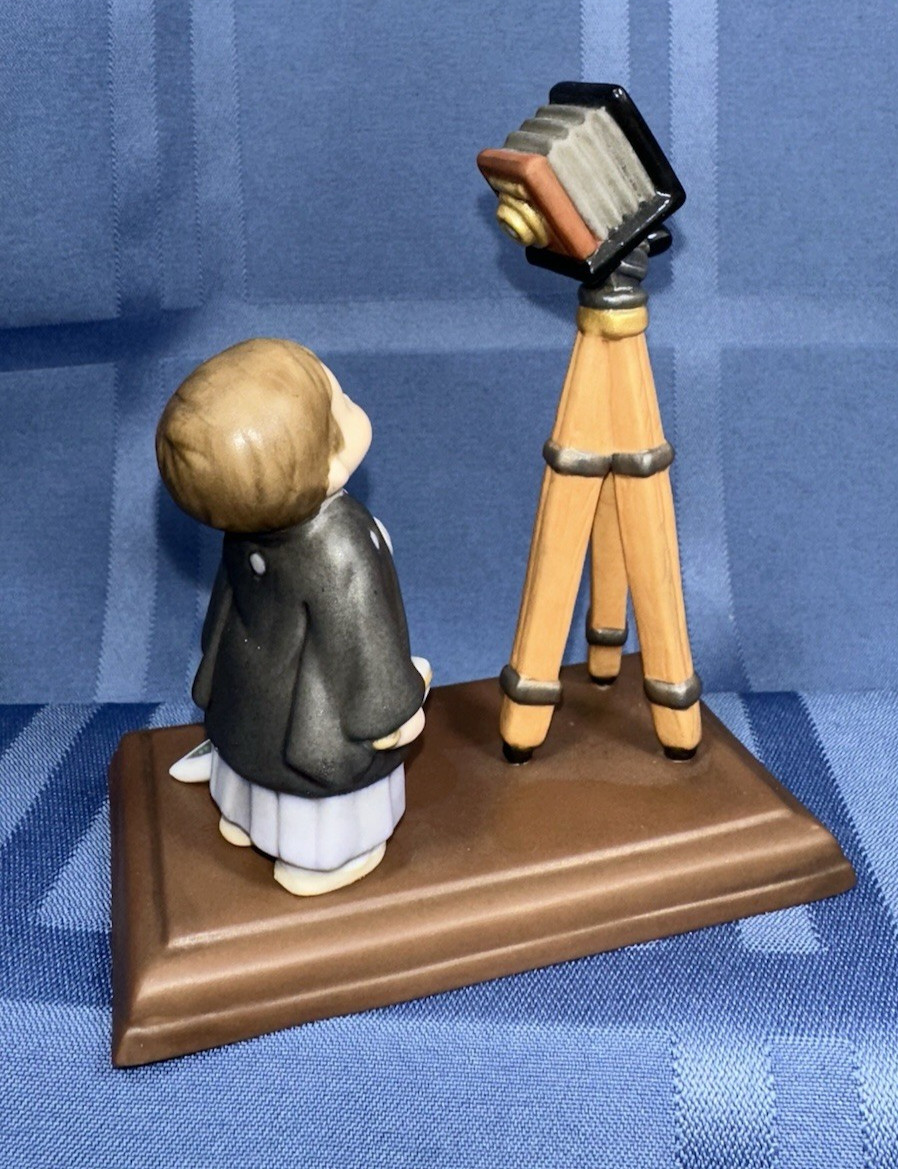 Precious Memory Porcelain JOYOUS 7-5-3 Ceremony Figurine "Unfamiliar Camera"