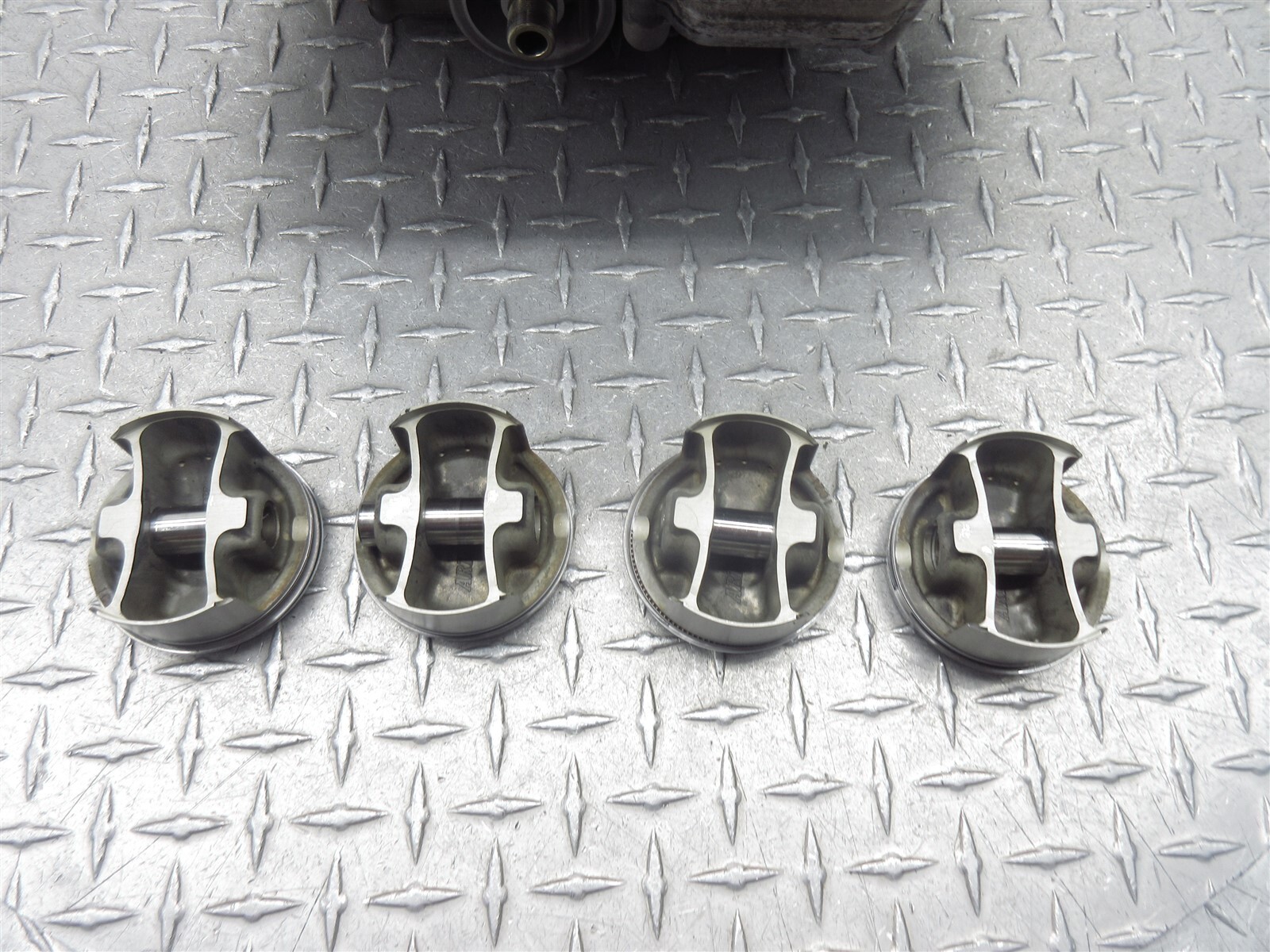 2002 01-02 Suzuki GSXR 1000 GSXR1000 Crankcase Case Engine Motor Block Piston