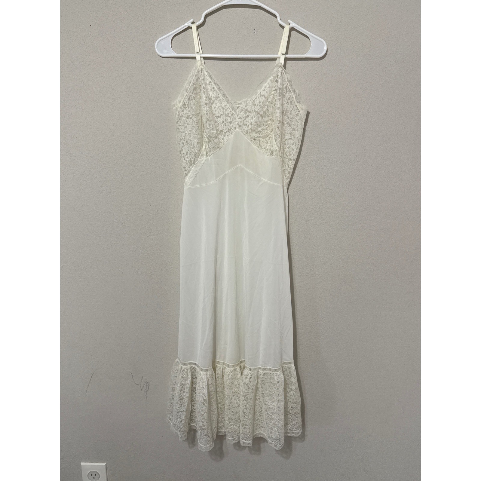 Vintage 1960's Van Raalte Lace Trimmed Full Slip Dress Size 32 Ivory Medium