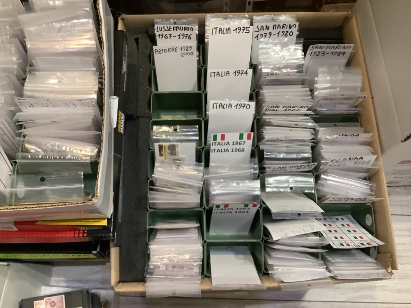 Mega lotto 2 kg decine di migliaia di francobolli Mondiali ( shipping free )