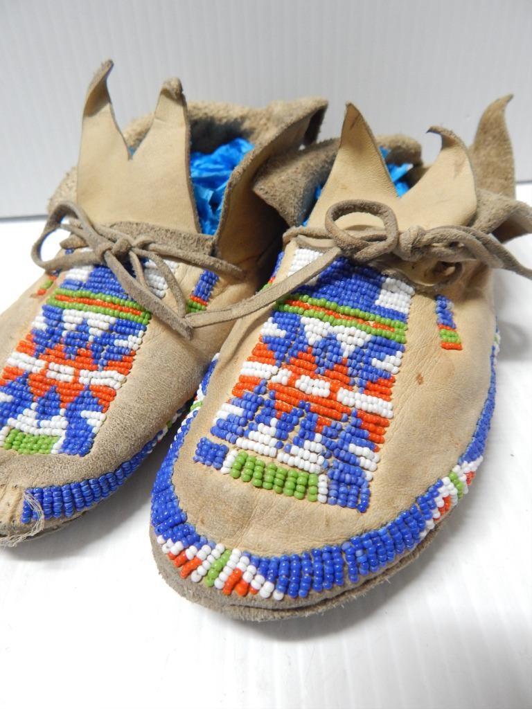 MINT VINTAGE 1940s era SO ARAPAHO INDIAN BEADED MOCCASINS - HARD SOLES - ADULT