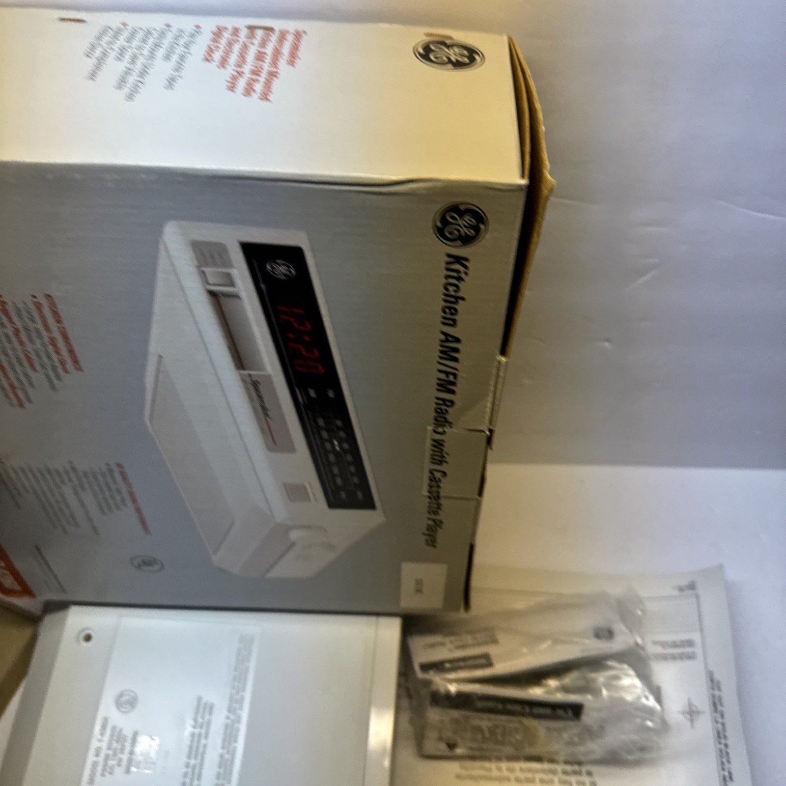 Vintage GE Spacemaker 7-4260 Kitchen AM/FM Radio w/ Cassette Player White Tested