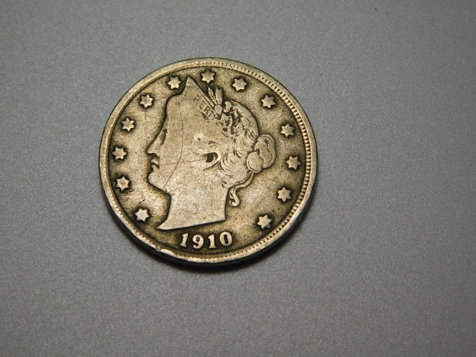 US COIN 1910 LIBERTY HEAD V NICKEL SLIGHTLY OFF CENTER