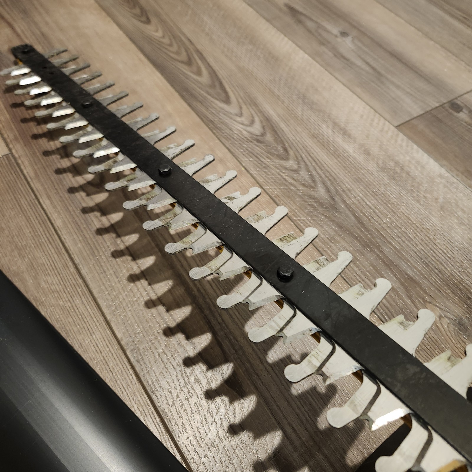 (DCHT821B) DeWALT 20V MAX 22 in. Cordless Hedge Trimmer - Tool Only