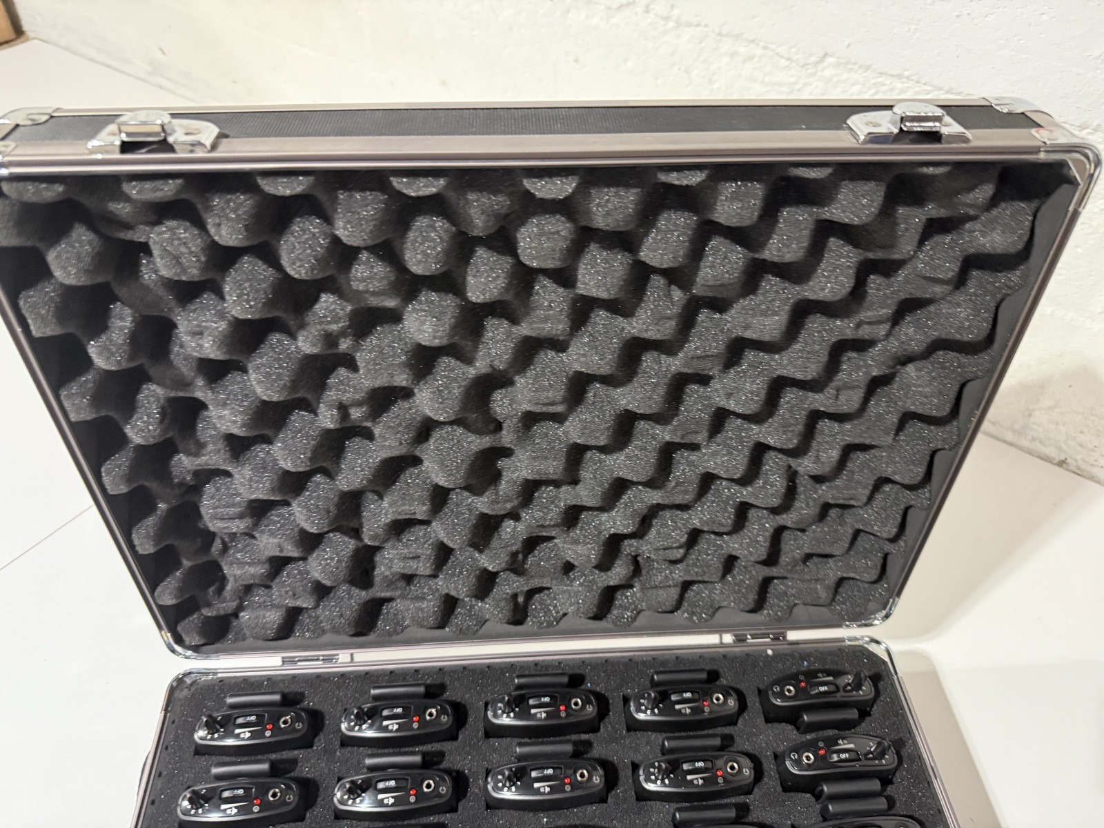 Lot of 30 Williams Personal PA Receiver Tour System R35-8 & 1 Transmitter T36