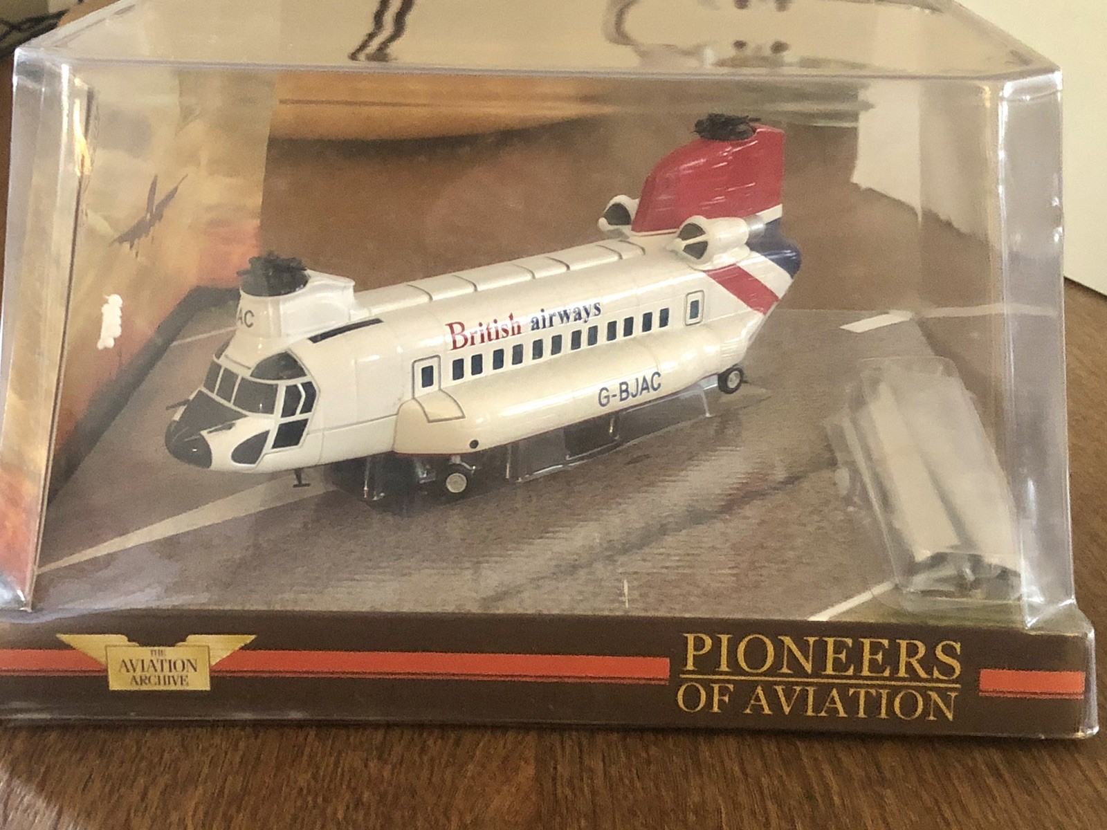 Corgi AA34207 Boeing-Vertol BV-234L Chinook British Airways Helicopters 1982