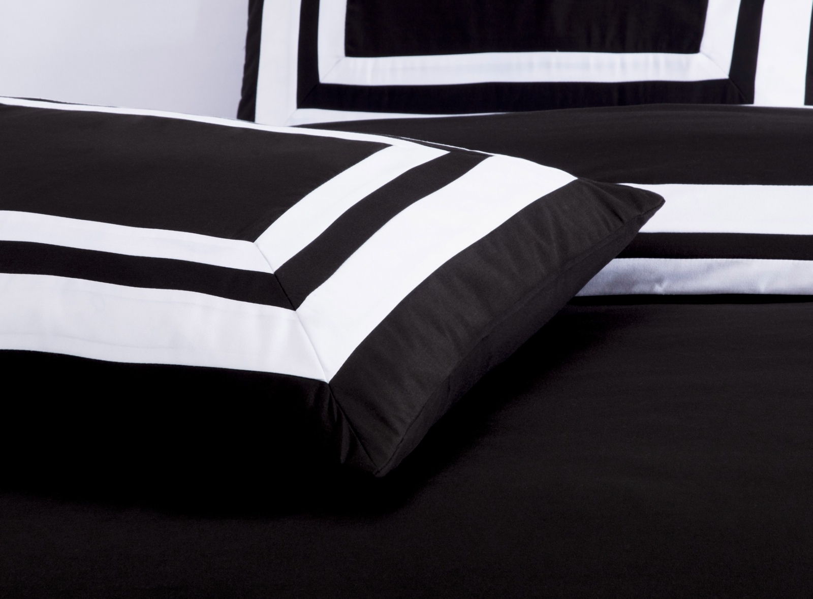 Chezmoi Collection 7-Piece Square Pattern Hotel Style Bed in a Bag Comforter Set