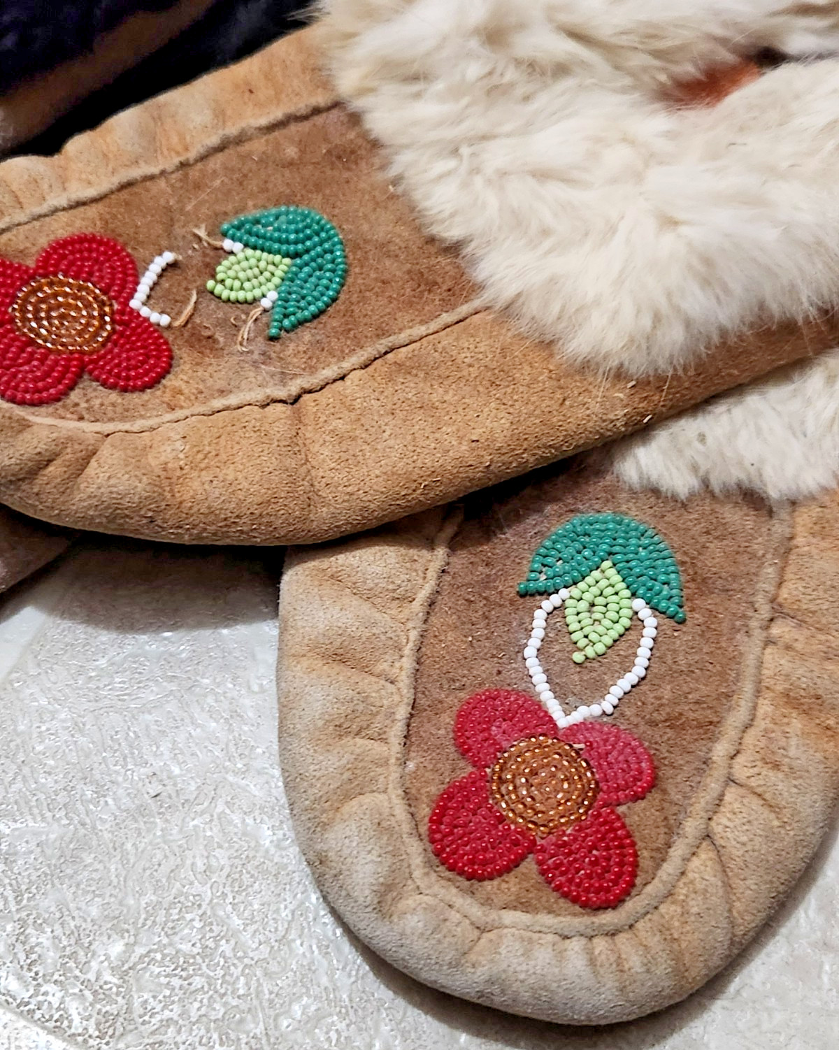 LOT OF 7 PAIRS BEAUTIFUL VINTAGE NATIVE AMERICAN BEADED MOCCASINS