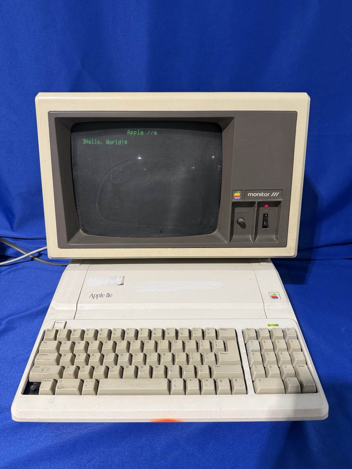 Apple IIe Vintage Computer A2S2128 80COL 64K RAM Expansion Powers On -No Monitor