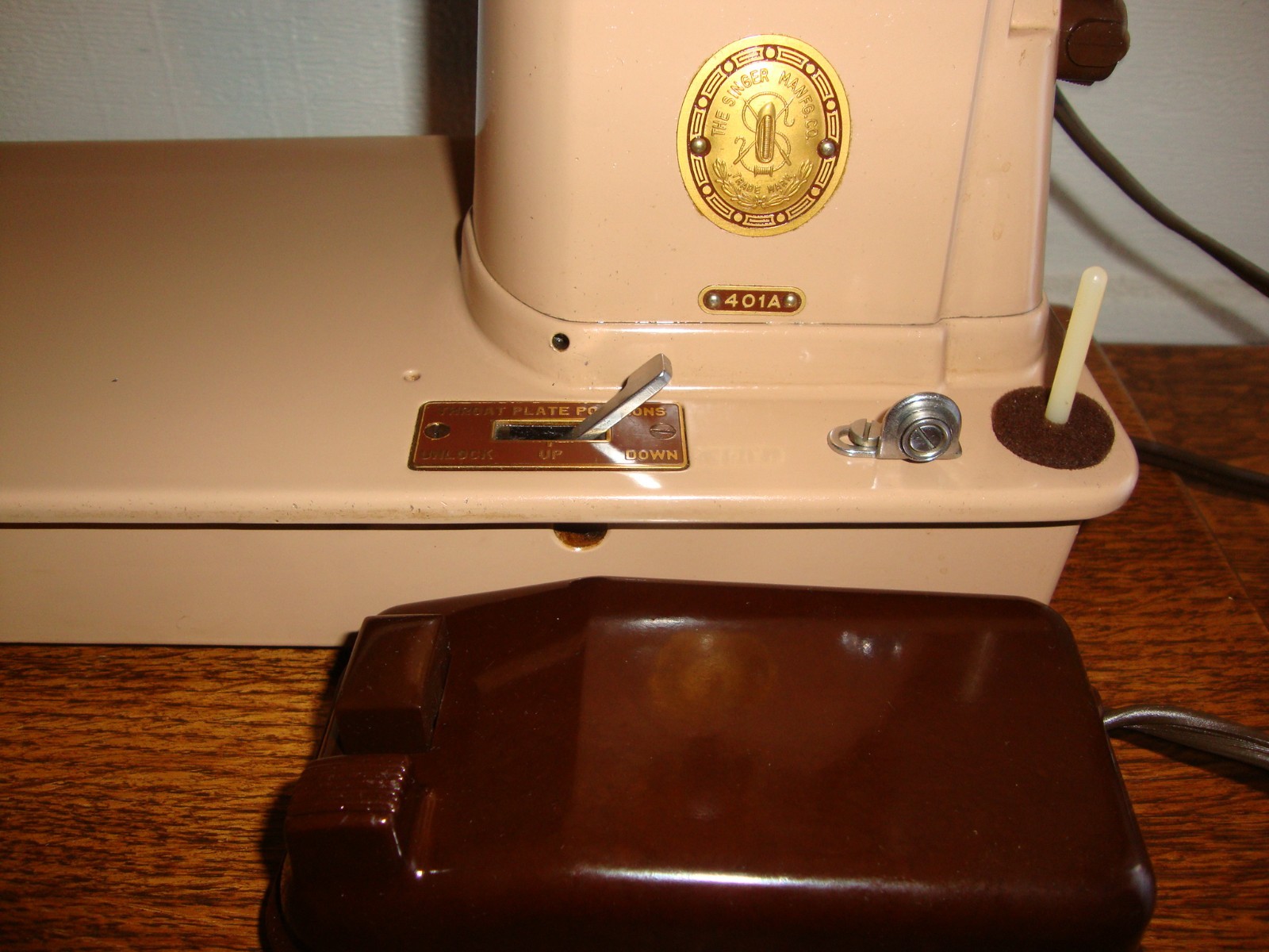 VINTAGE SINGER SEWING MACHINE MODEL 401A, SLANT NEEDLE , SERVICED