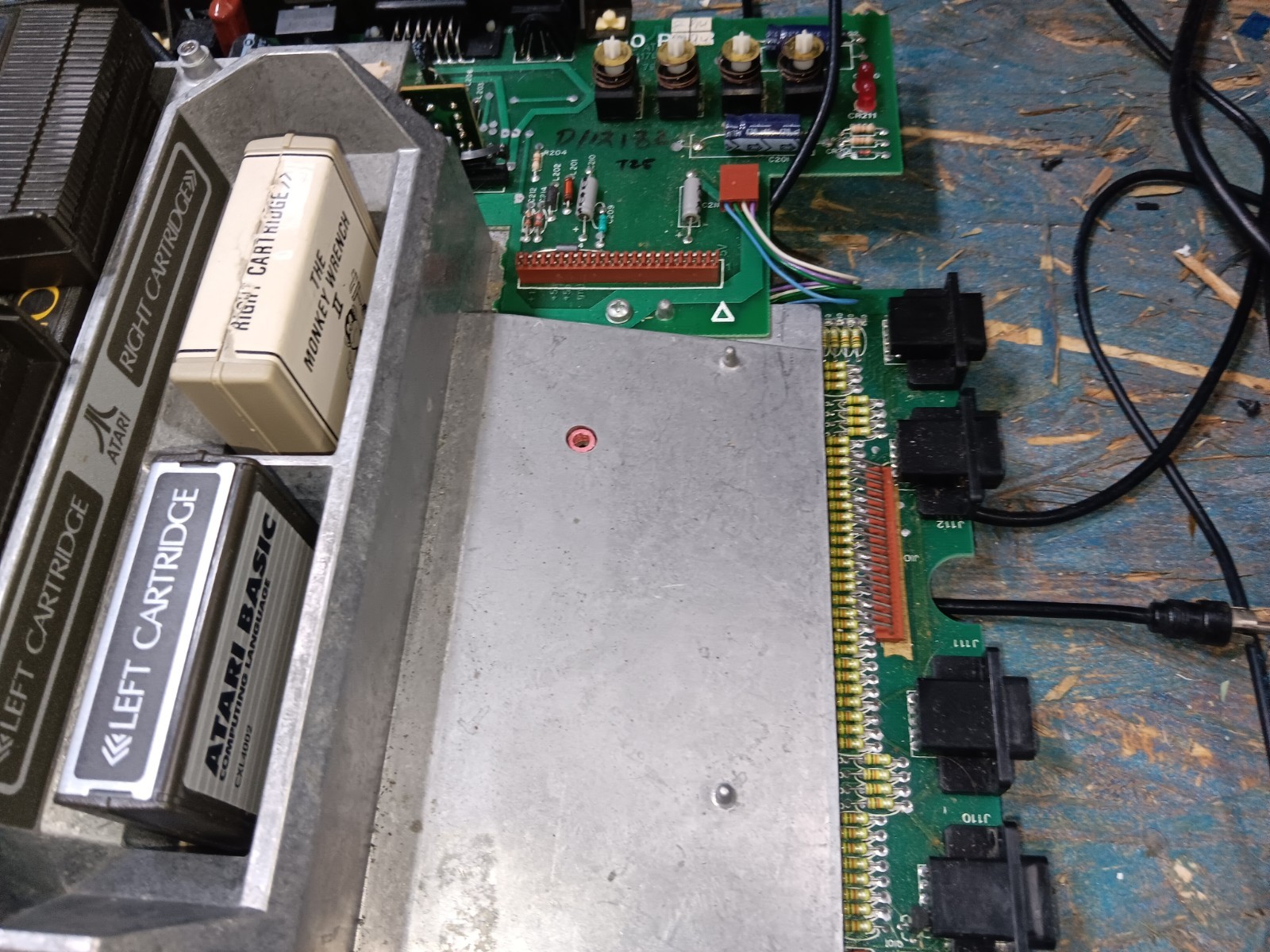 Atari 800 BAREBONES Motherboard-FULL RAM-GAMES-BASIC & MONKEY II-GOOD-SEE ALL