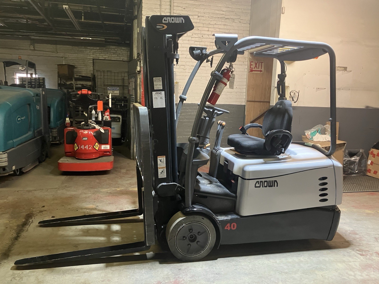 2021 Crown 4000 LB Forklift With Side Shift and Triple Mast Model SC5215-40