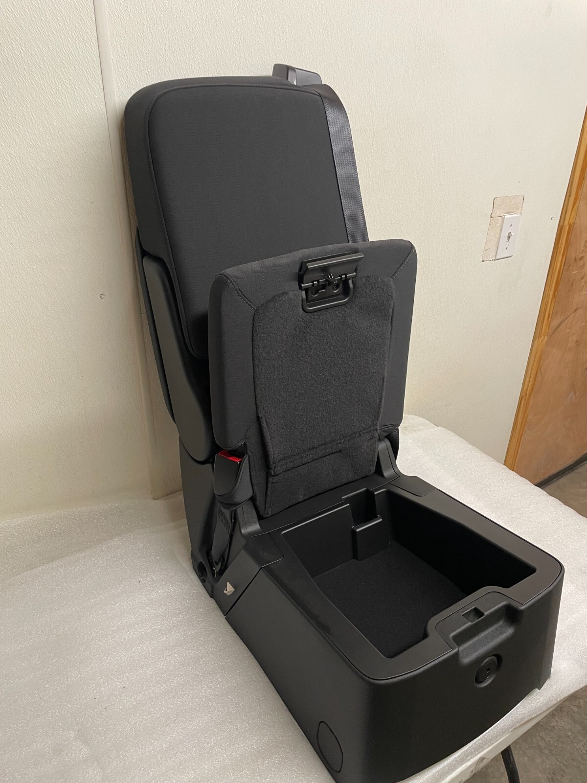 19-23 CHEVROLET TAHOE SILVERADO EBONY CLOTH CENTER JUMP SEAT WITH STORAGE...RARE