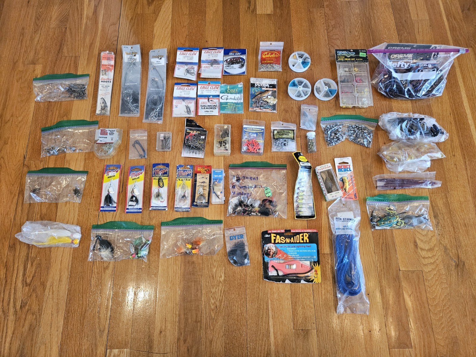 ~ Fishing Tackle Box Lot Hooks Swivels Leads Weights Lead Head Eagle Claw +++ ~