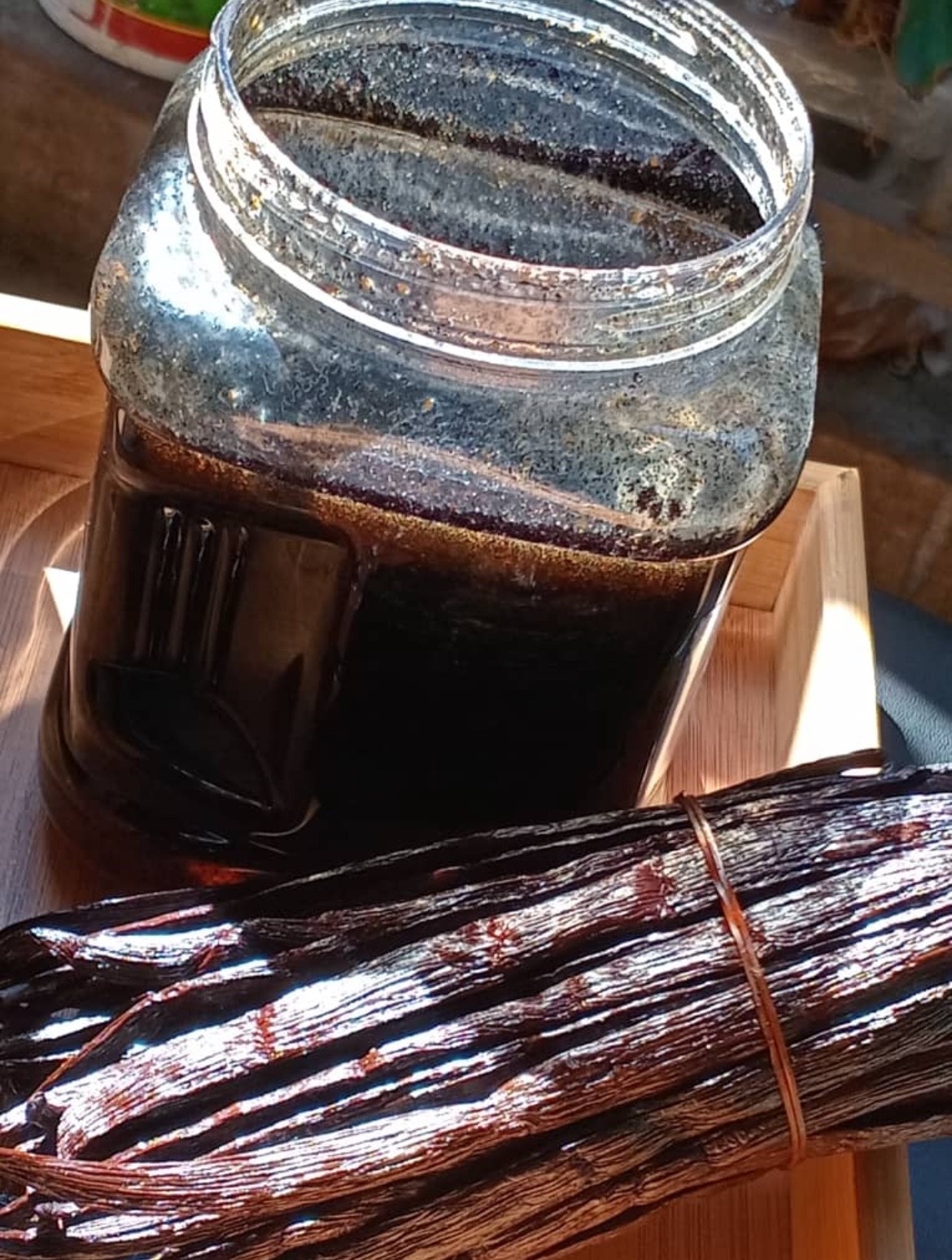 Organic vanilla beans, Grade A. Plump, moist with 30-35% moisture content