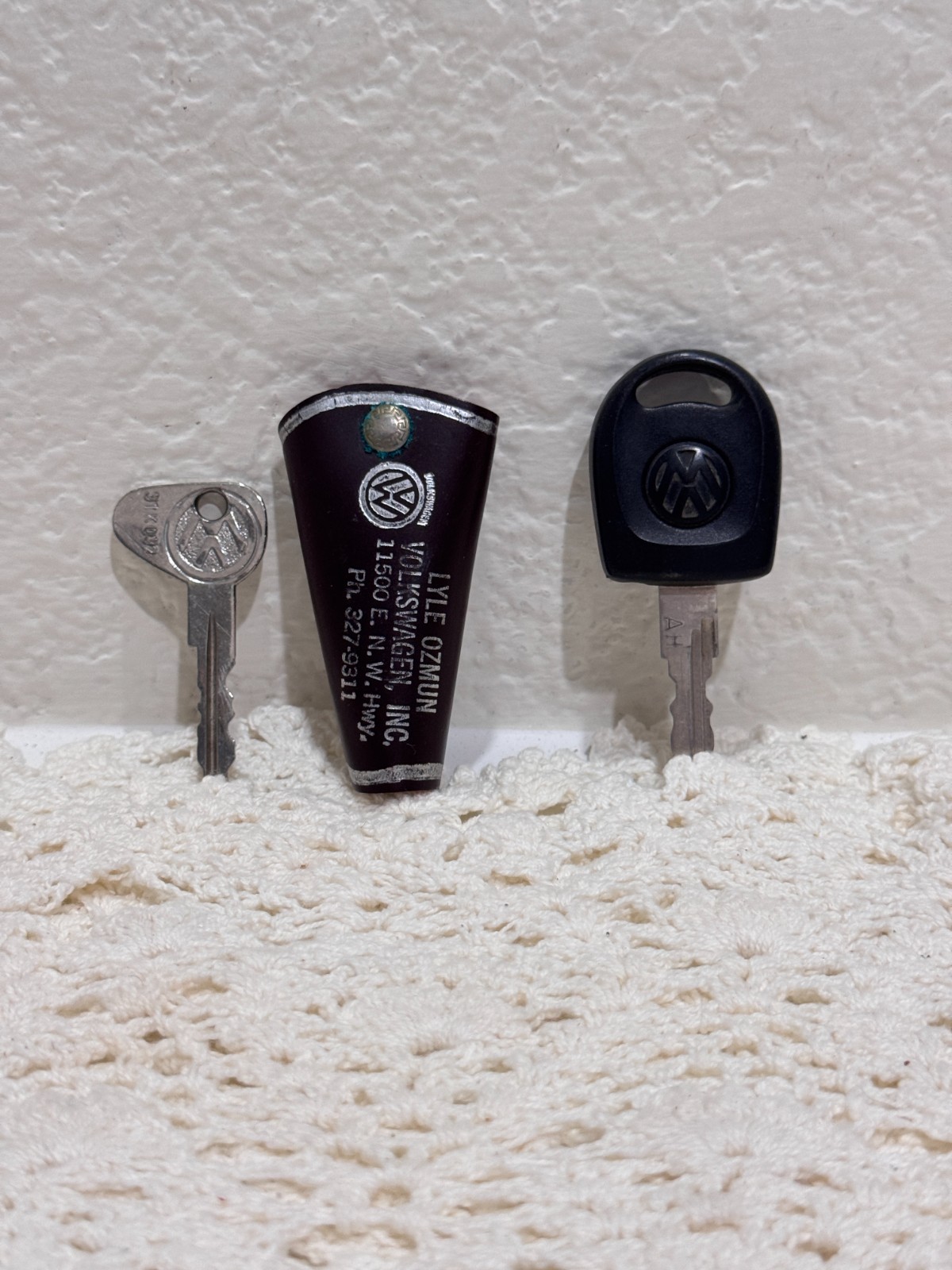Vintage VW Volkswagen Keys Lot w Dealer Key Pouch AH Key 31K032 Beetle Bug