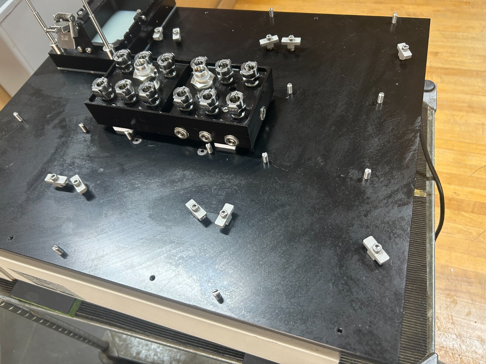 New Brunswick Innova 2100 Platform Shaker M1194-2000