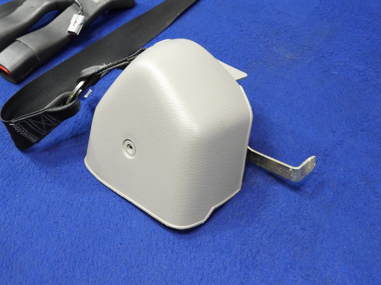 97 1997 Ford Mustang Convertible Gray Front Seatbelt Set Seatbelts OEM E48