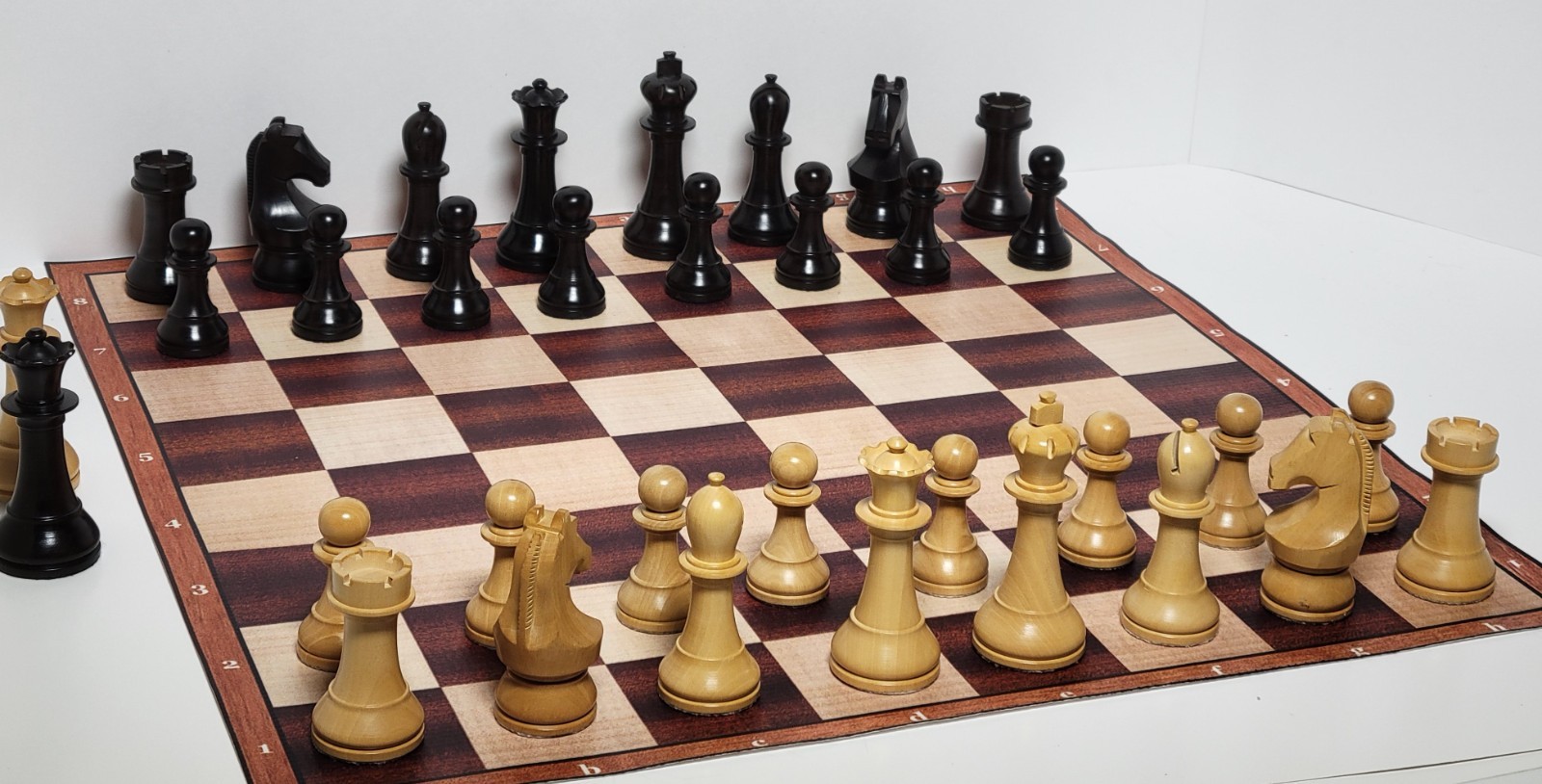 WORLD CHAMPIONSHIP STYLE CHESSMEN - 19 in. VINYL MAT - 4 QUEENS - K=3¾ in. (L07)