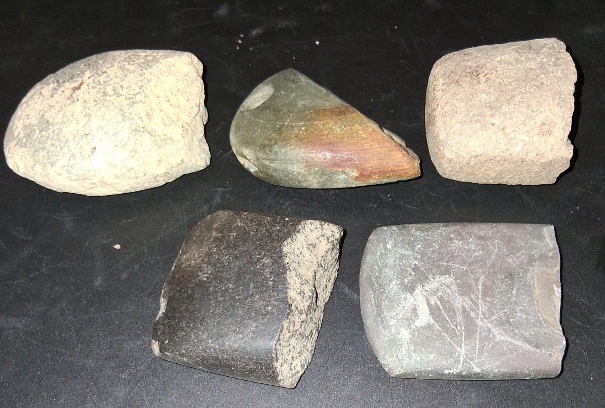 GROU OF NATIVE AMERICAN ARROWHEADS GEODES - BROKEN