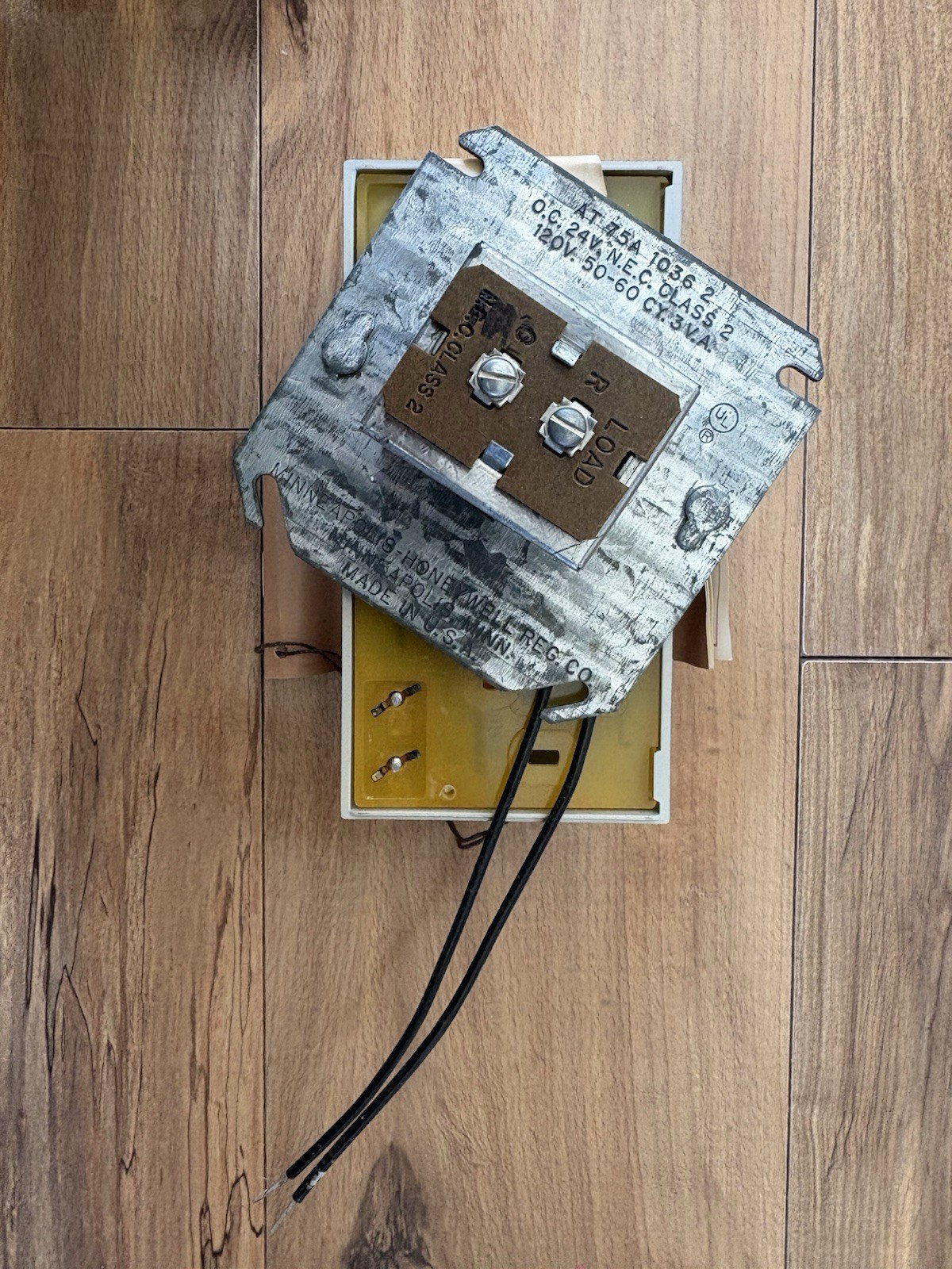 Honeywell Electric Clock Thermostat Heat/AC T882A Vintage 60s 70s New Old Stock