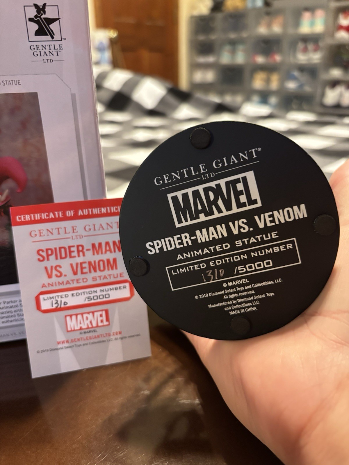 Gentle Giant Spiderman Vs Venom Animated Statue - Skottie Young Limited Edition