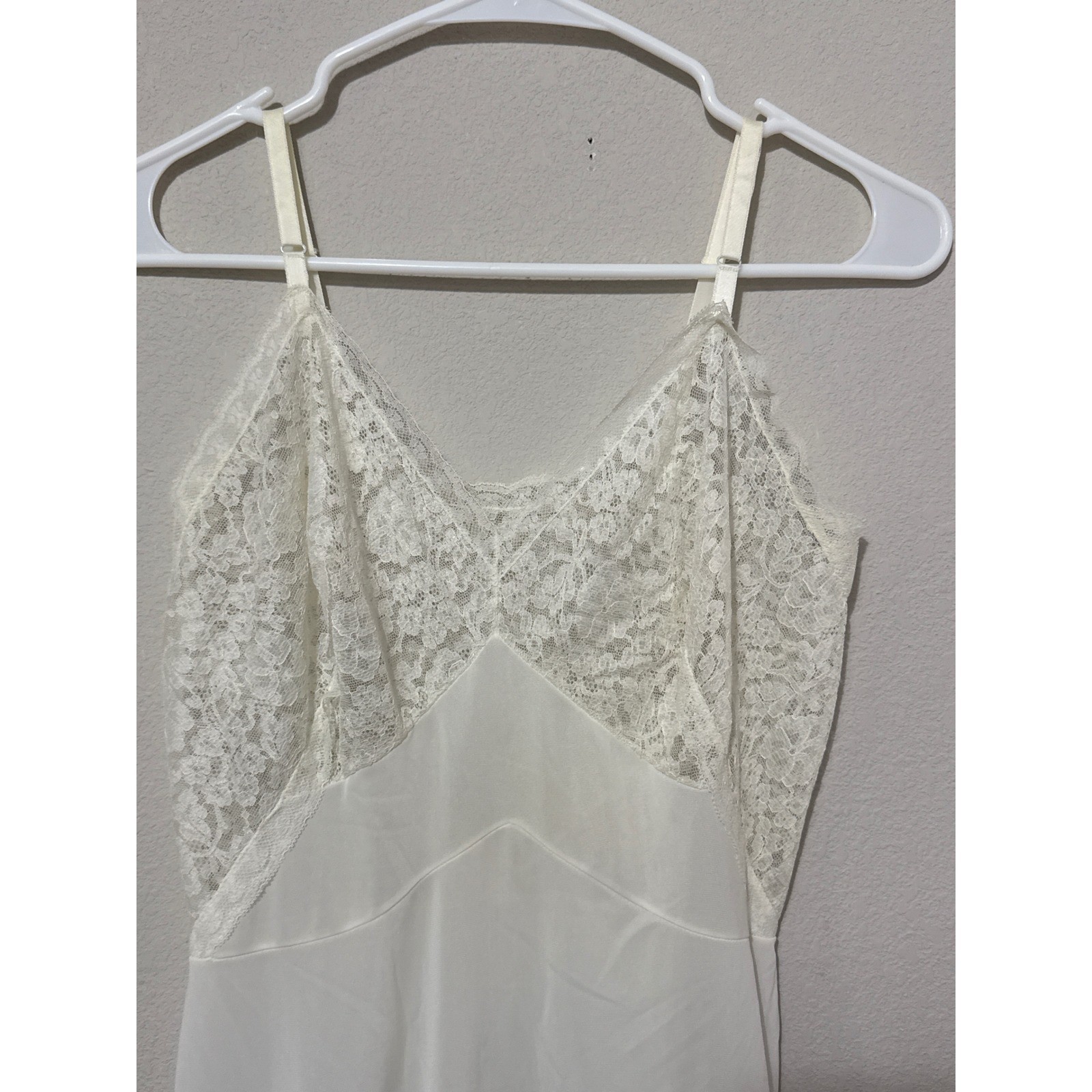 Vintage 1960's Van Raalte Lace Trimmed Full Slip Dress Size 32 Ivory Medium