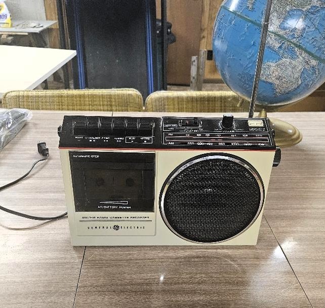 VINTAGE GE AM/FM RADIO/CASSETTE RECORDER MODEL 3-5244 WITH USERS MANUAL, WORKS
