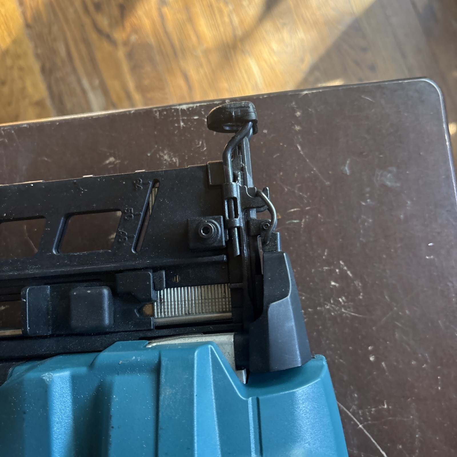 Makita XNB02Z 18V LXT 16-Gauge Cordless 2-1/2 in. Straight Finish Nailer