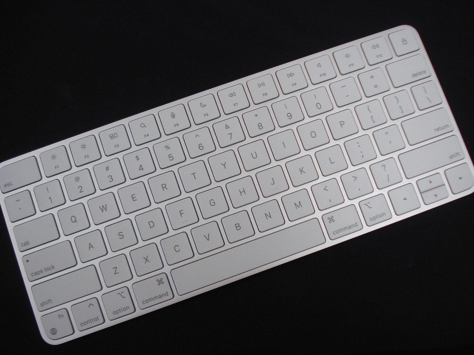Apple A2450 Magic Wireless Bluetooth Keyboard MK2A3LL/A EMC 3619 Lightning New