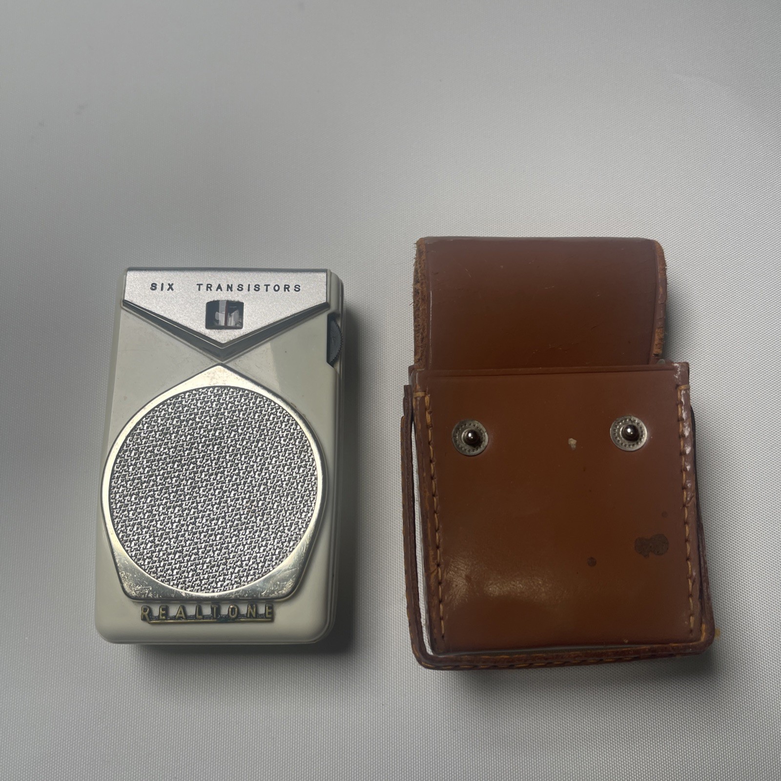 VINTAGE REALTONE ELECTRA TR-801 SIX TRANSITOR POCKET RADIO (tested Works)