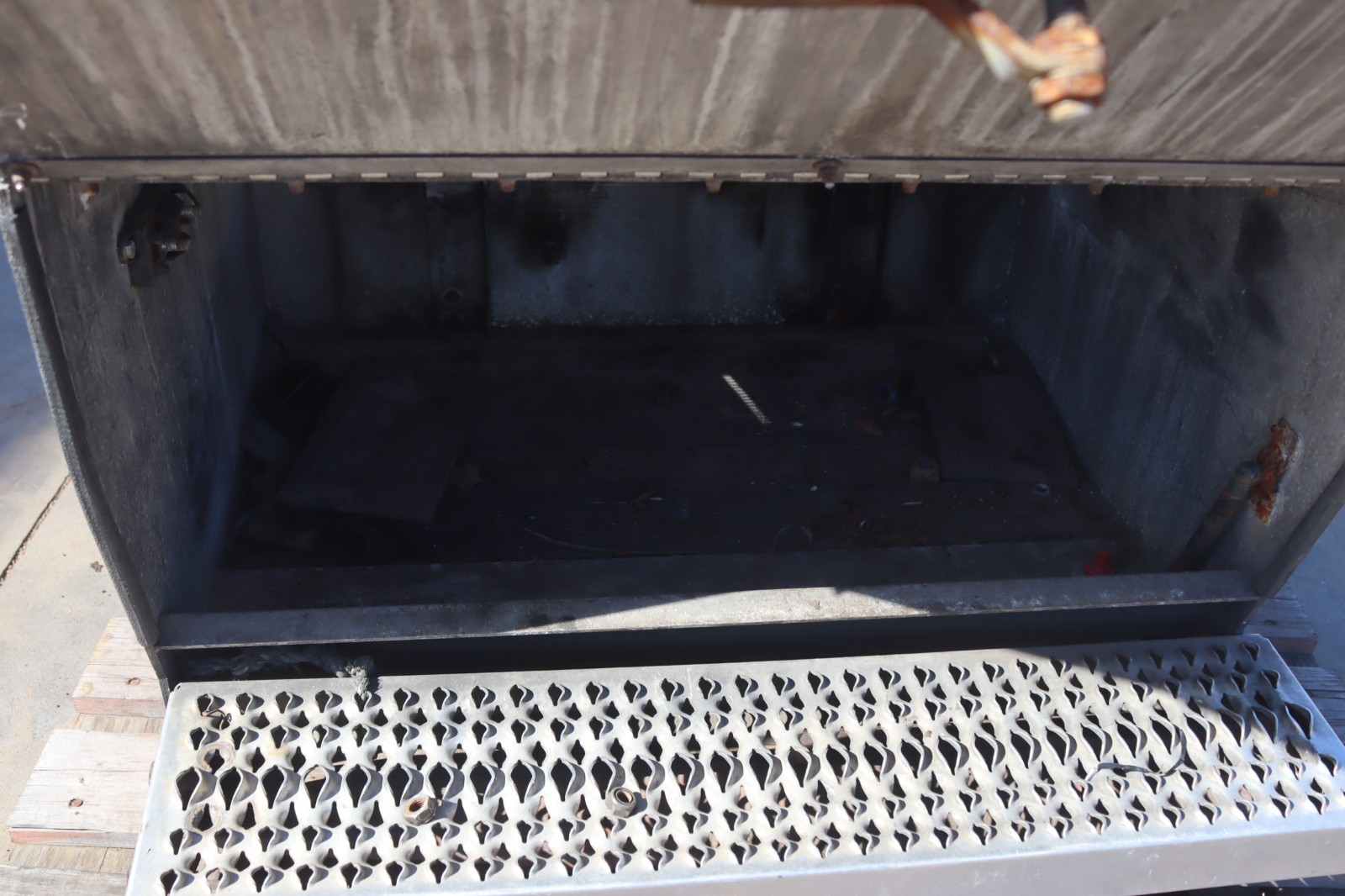 2013-2017 PETERBILT 579 BATTERY TRAY BOX FRAME HOLDER OEM