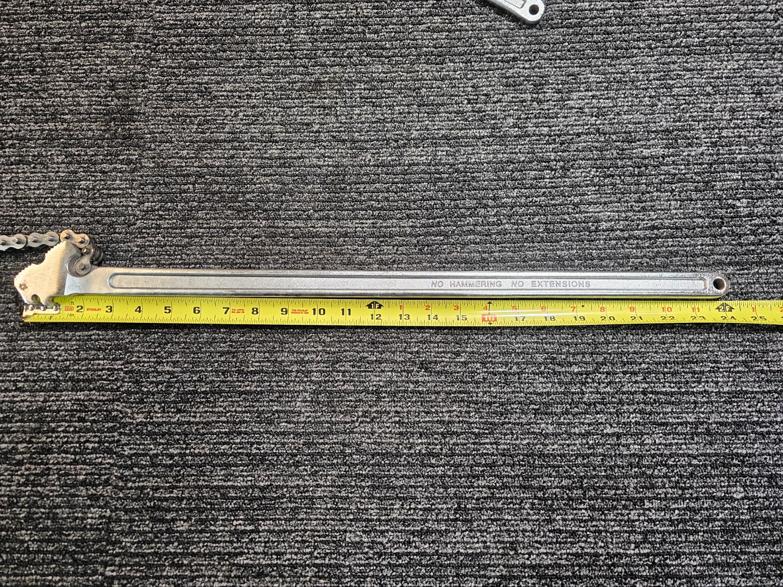 VEVOR 24-inch Chain Wrench Steel Straight Handle Tool with Chain in Silver