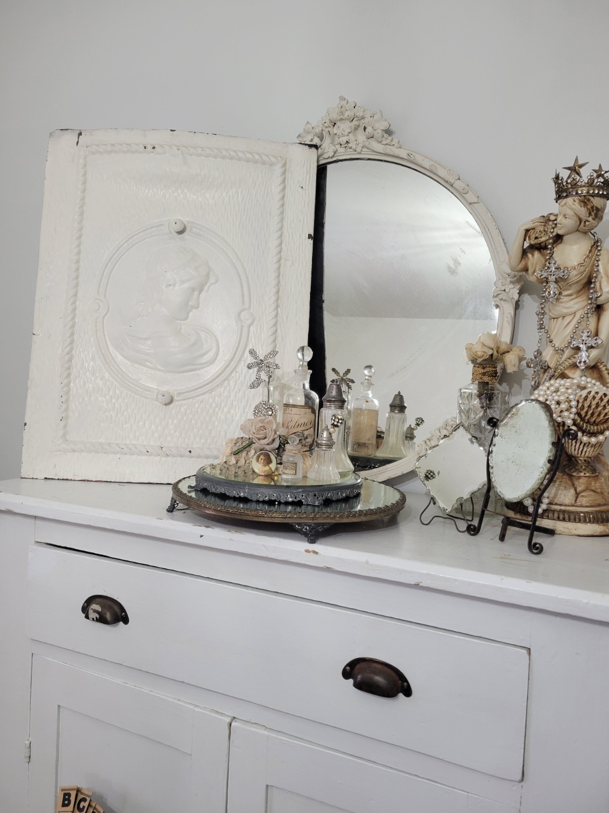 EXQUISITE~ CHIPPY WHITE ANTIQUE ART NOUVEAU LADY TIN FIREPLACE SUMMER COVER 26"