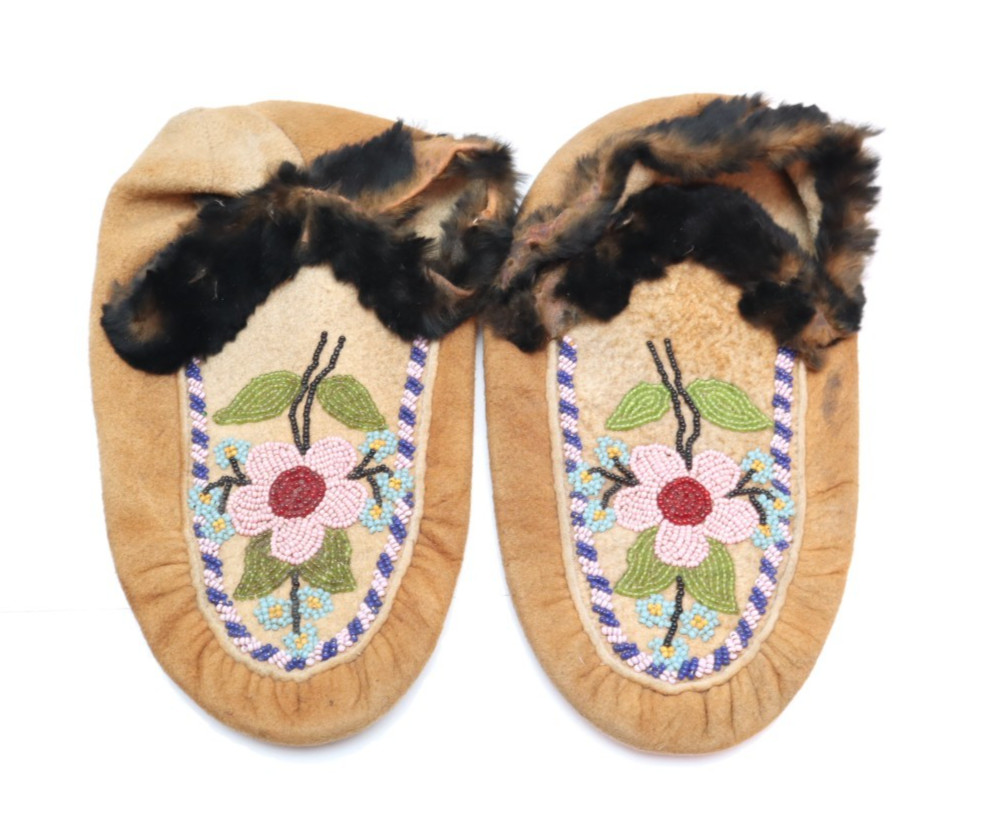VINTAGE CREE INDIAN FLORAL Leather BEADED MOCCASINS native American 7"