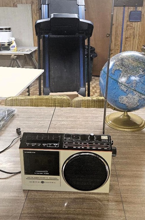VINTAGE GE AM/FM RADIO/CASSETTE RECORDER MODEL 3-5244 WITH USERS MANUAL, WORKS