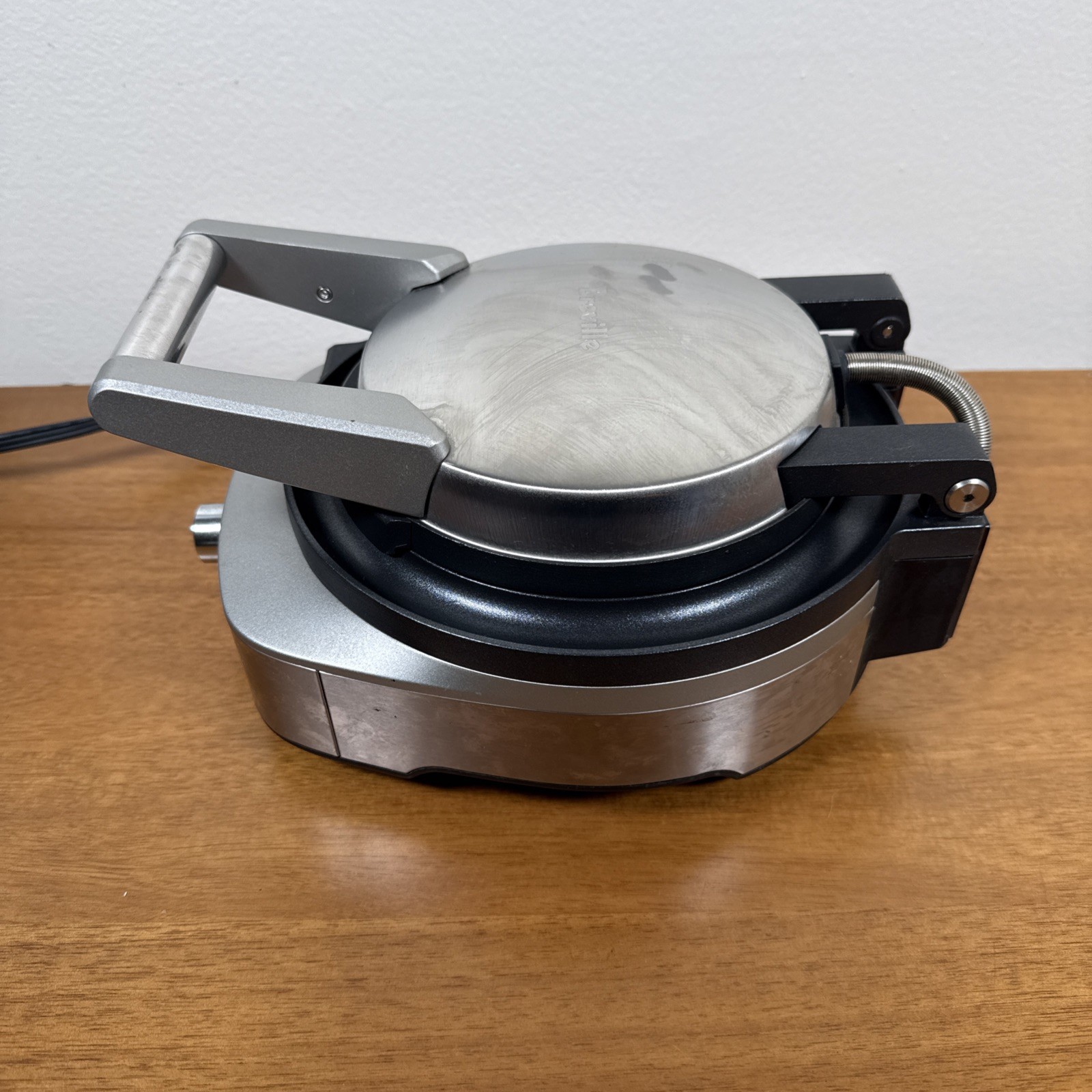 Breville BWM520XL No-Mess Round Waffle Maker Brushed Stainless Steel 7 Settings