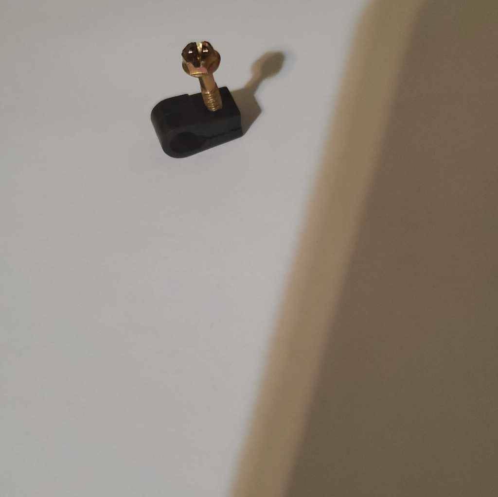 Bag of Coax Single Screw Clips Black Gold Rg6 Cable New 100 qty